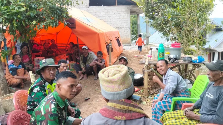 Ringankan Beban Warga Blang Turi, Babinsa Koramil 1612-01/Ruteng Salurkan Bantuan