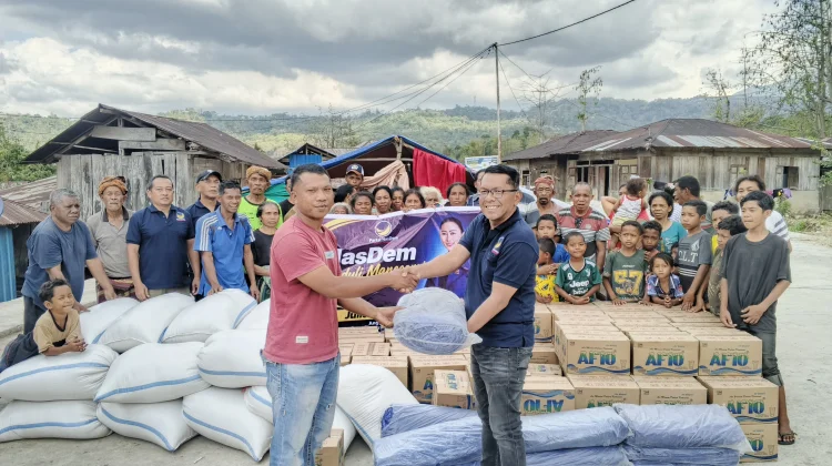 Respon Cepat Keluhan Warga, Julie Laiskodat Kembali Salurkan Bantuan di Liang Bua