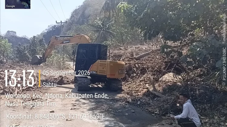 Atasi Longsor, PUPR Ende Kerahkan Alat Berat Evakuasi Material Longsor di Wolotopo