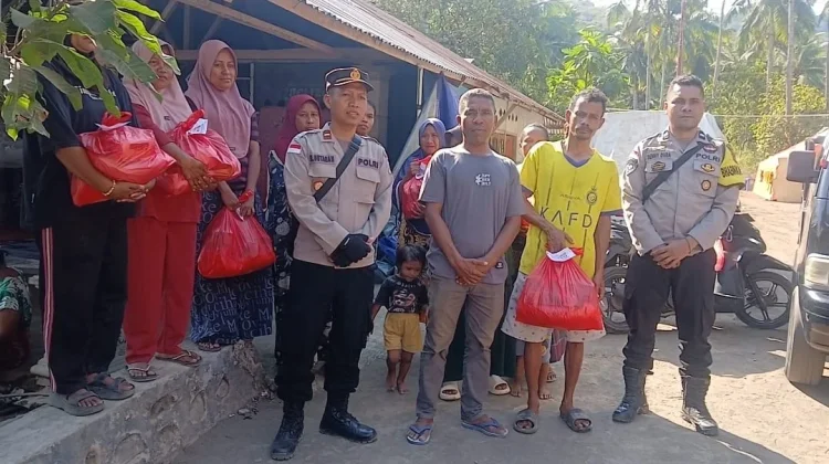 Dukung Pemulihan Pascagempa, Polsek Ende Salurkan Bantuan Kepada Warga Terdampak