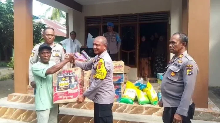 Polres Ende Salurkan Bansos Kapolda NTT ke Pulau Ende
