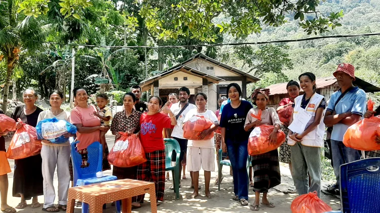 Caritas Salurkan Sembako untuk 25 KK Terdampak Gempa di Ndetumbera