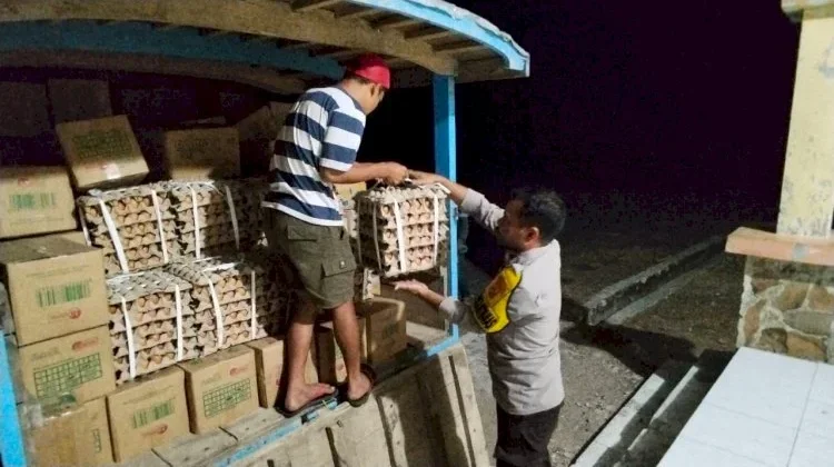 Bhabinkamtibmas Reok Barat Kawal dan Monitor Pendistribusian Bantuan bagi Warga