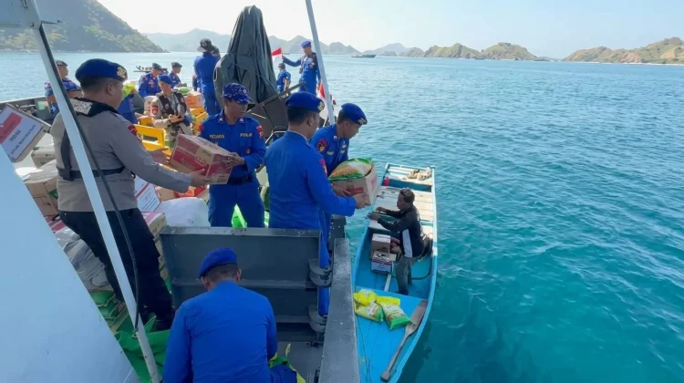 Tak Ada Dermaga, Polisi Pindahkan Bantuan Gempa di tengah Laut ke Pasir Panjang