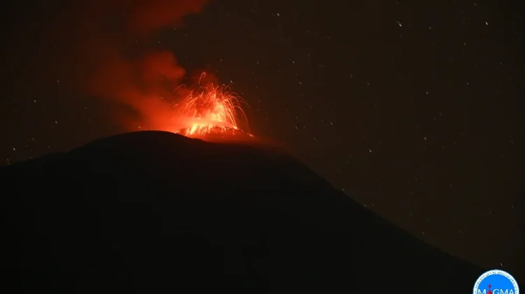 Gunung Ile Lewotolok Erupsi Minggu Malam, Kolom Abu Capai 500 Meter