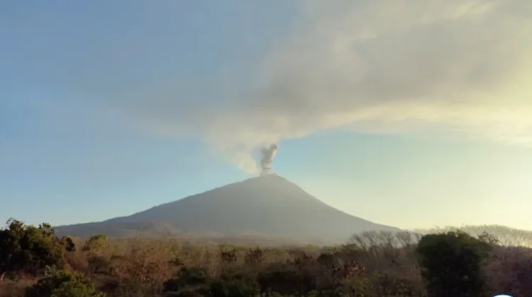 Gunung Ile Lewotolok Kembali Erupsi Dua Kali Senin Pagi
