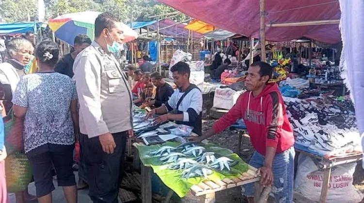 Patroli di Pasar Boru, PolisiTerus Ingatkan Warga Aktivitas Gunung Lewotobi