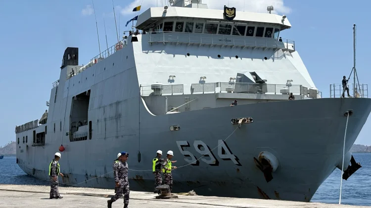 KRI Semarang-594 Kembali Bawa 25 Truk Bantuan untuk Korban Gempa NTT