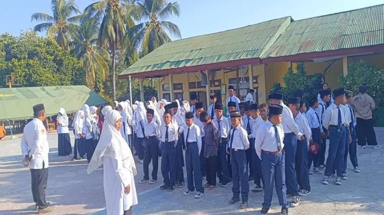 Sekolah Masih Terdampak Gempa, Siswa MTsN Manggarai Kembali Belajar di Tenda
