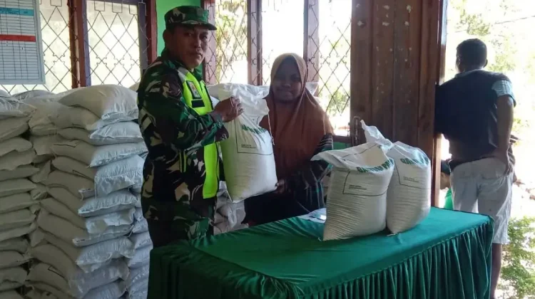 Sebanyak 213 Warga Lebewala Terima Bantuan Beras Bulog