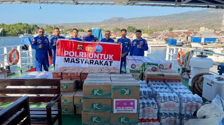 Polri Tembus Laut Salurkan Bantuan Gempa Sikka