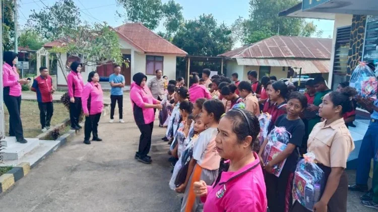 Bhayangkari Salurkan Perlengkapan Sekolah Korban Gempa Flores