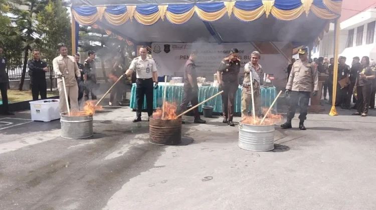 Kejari Ende Musnahkan Barang Bukti Perkara yang Inkracht