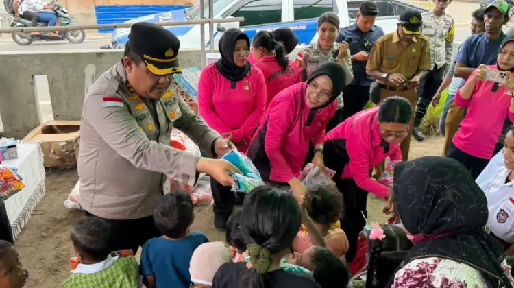 Kapolres Ende Salurkan Bantuan Ibu Ketua Umum Bhayangkari untuk Korban Gempa