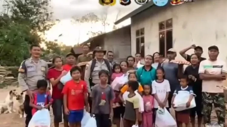 Polres Ngada Salurkan Bansos ke Warga Terpencil