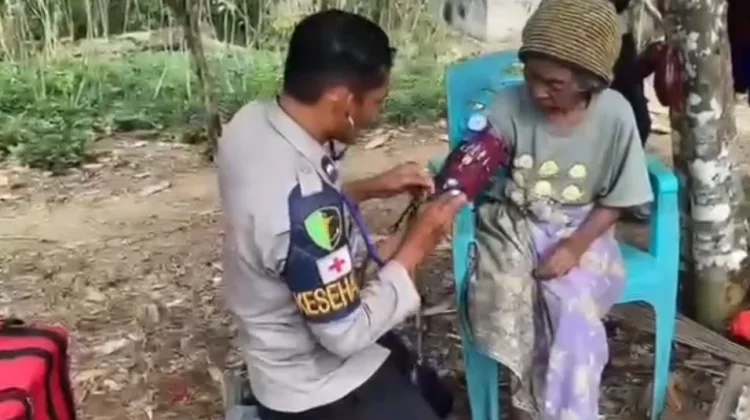 Polres Ngada Tembus Medan Sulit Layani Kesehatan
