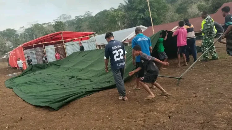 Kepedulian TNI, Babinsa Pasang Tenda Bantuan di SDK Buubei