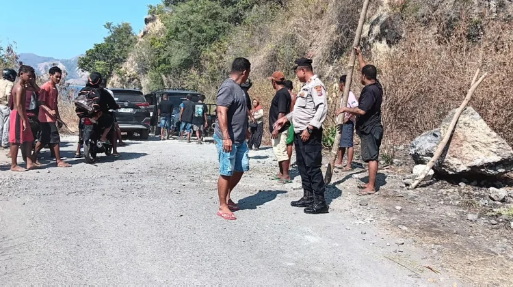 Polsek Maurole dan Warga Bersihkan Batu Tutupi Jalan setelah Gempa