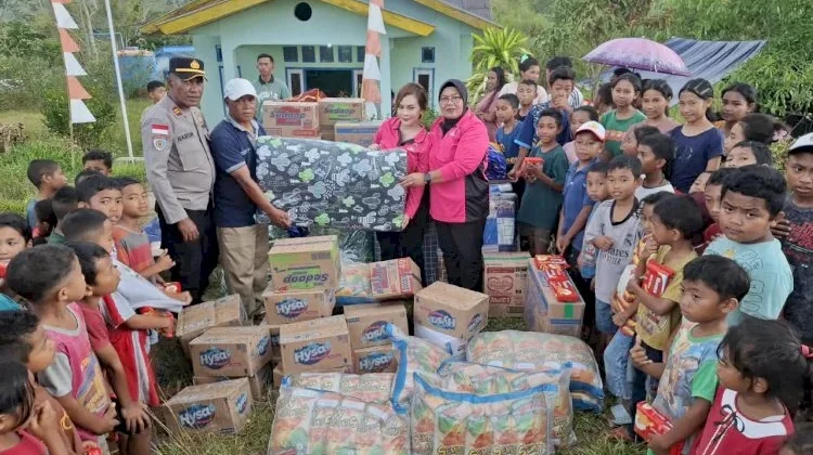 Bhayangkari Polres Manggarai Salurkan Sembako dan Berikan Trauma Healing di Nenu