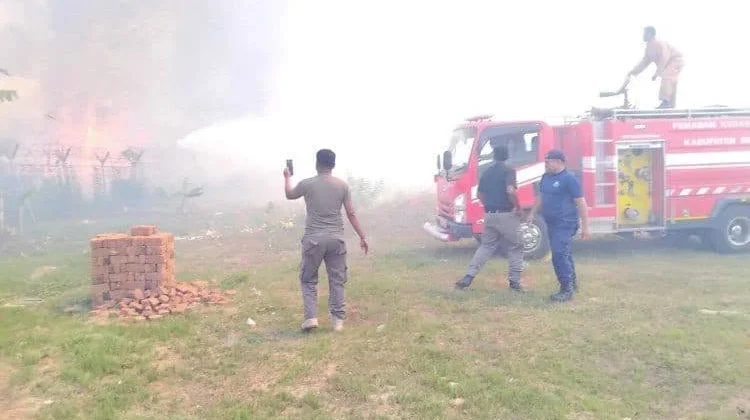 Damkar Sikka Jinakkan Api di Pesisir Bandara Frans Seda