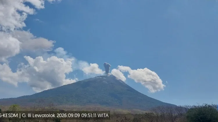 Gunung Ile Lewotolok Erupsi Tiga Kali pada Rabu Pagi