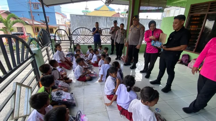 Polres Ende Salurkan Sembako dan Layanan Kesehatan Gratis Bagi Warga di Aembonga