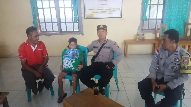 Kapolsek Ende Salurkan Bantuan untuk Anak Yatim
