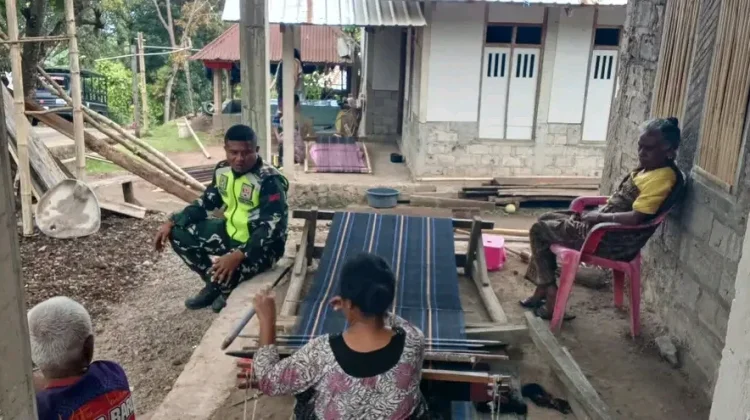 Babinsa Pantau Kondisi Warga Desa Pora Pascagempa