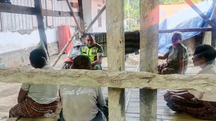 Babinsa 1602-01/Ende Pantau Warga Rukuramba Pascagempa