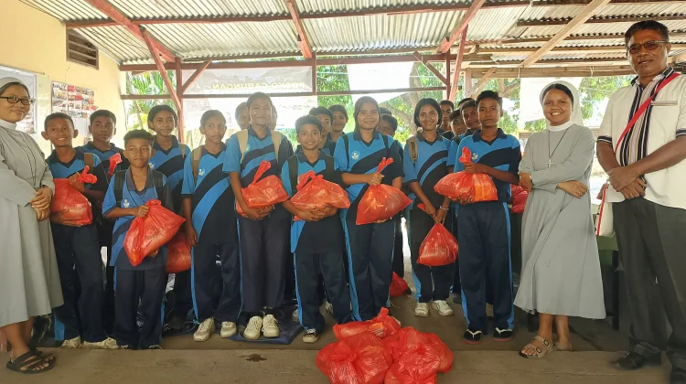 Rumah Roboh, 40 Siswa SMPN 3 Aesesa Dapat Sembako dari Posko Aeramo