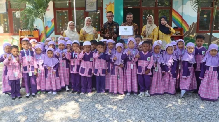 Hadirkan Senyum Pascagempa, Kemenag Mabar Distribusikan Bantuan ke Sekolah