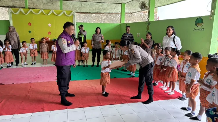 Polres Ende Pulihkan Trauma Anak lewat Dongeng Ceria Pasca Gempa
