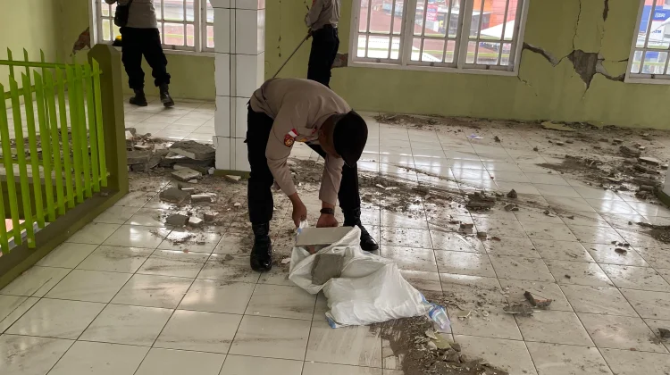 Polres Ende Gotong Royong Bersihkan Masjid Terdampak Gempa