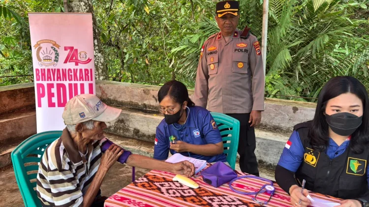 Sidokkes Polres Ende Layani Kesehatan Gratis Warga Terdampak di Desa Tiwu Tewa