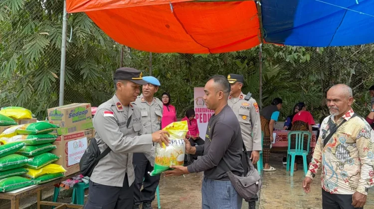 Bhayangkari Salurkan Bantuan untuk Warga Terdampak Gempa di Dusun Kurumboro