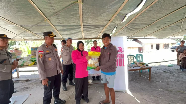 Ibu Ketua Umum Bhayangkari Salurkan Bantuan Gempa bagi Warga Ende