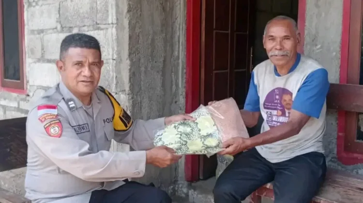 Polres Ngada Bantu Warga Terdampak Gempa di Jerebuu