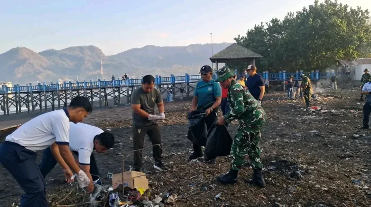 TNI/Polri Turut Bersama Pemkab Ende Bersihkan Pantai Mbongawani Cegah Abrasi