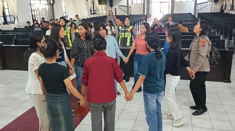 Polwan Srikandi Polres Ende Pulihkan Keceriaan Calon Sidi di Gereja Syalom Ende