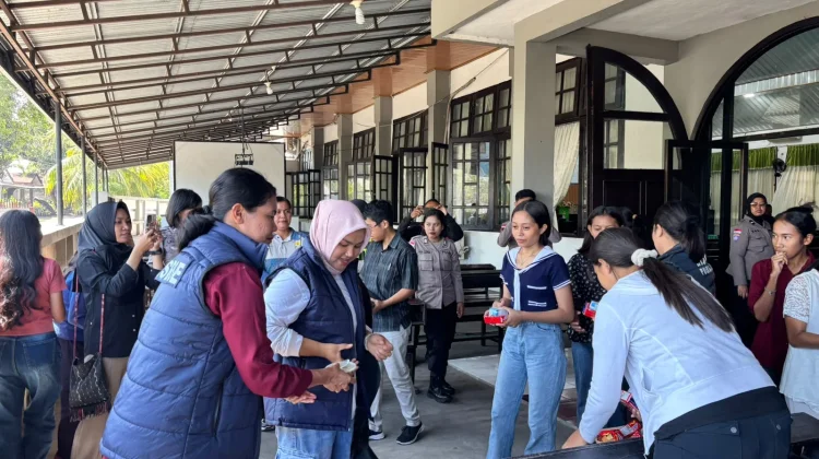 Polres Ende Salurkan Makanan Bergizi bagi Anak Terdampak Gempa di Gereja Syalom