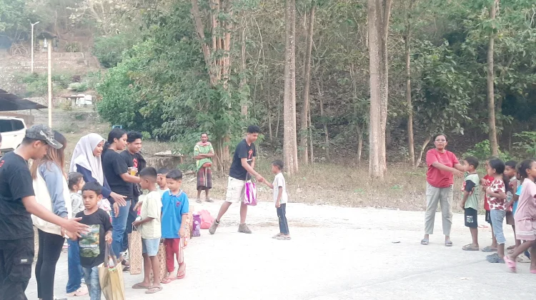 Relawan Gesit Berbagi, Siswa SD Katolik Nangakeo Sambut dengan Keceriaan