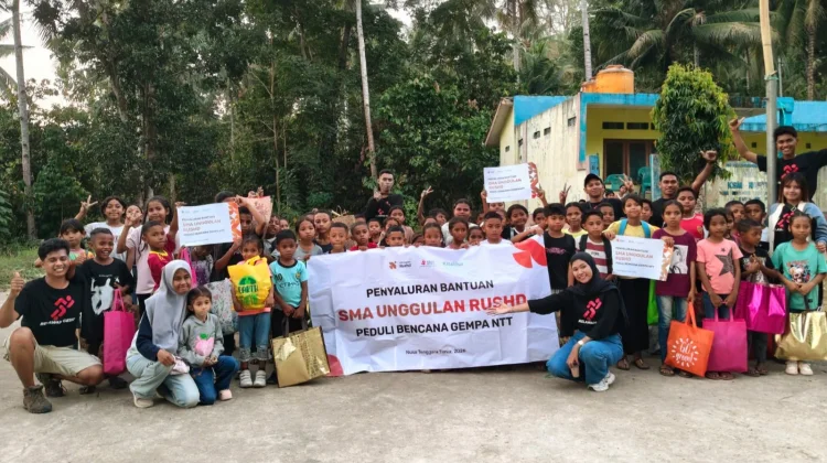 Senyum 71 Siswa SD Katolik Nangakeo Warnai Kebersamaan Bersama Relawan Gesit