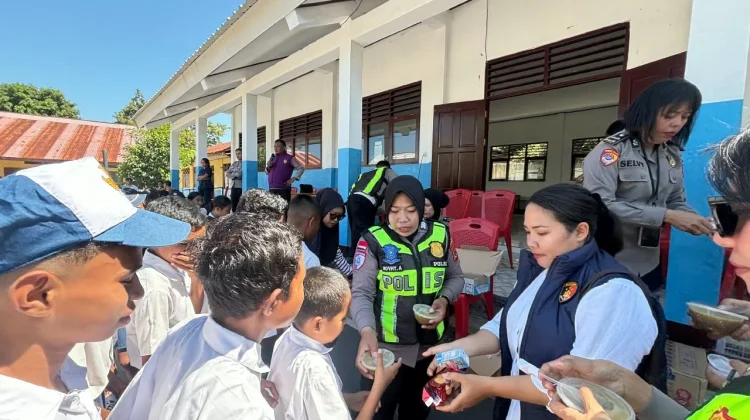 Polwan Polres Ende Bagikan Makanan Bergizi untuk 155 Siswa SMP Swasta Kristen Ende