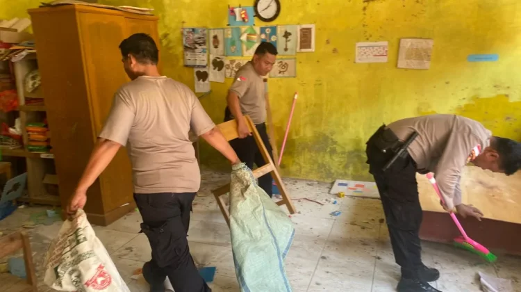 Pasca Gempa, Polres Ende Bersihkan Puing PAUD Mekar Sari di Desa Manulondo