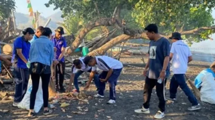 Lapas Ende Libatkan WBP Bersihkan Pesisir Pantai Mbongawani