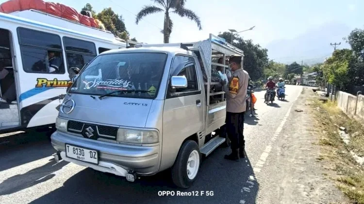 Polsek Wulanggitang Bagikan Masker Antisipasi Abu Vulkanik Gunung Lewotobi
