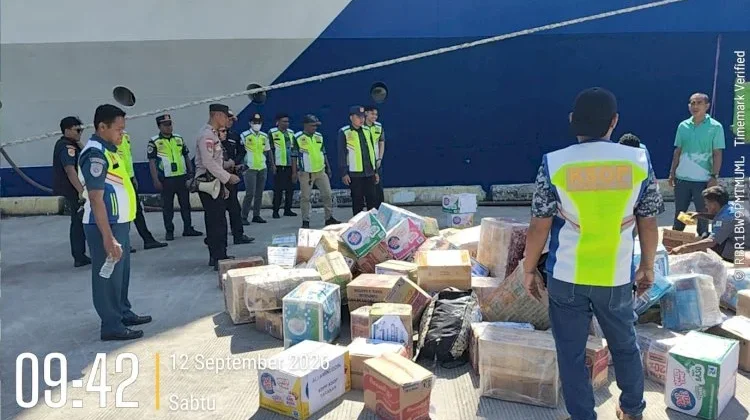 Polres Sikka Kawal Distribusi Bantuan Gempa lewat Laut