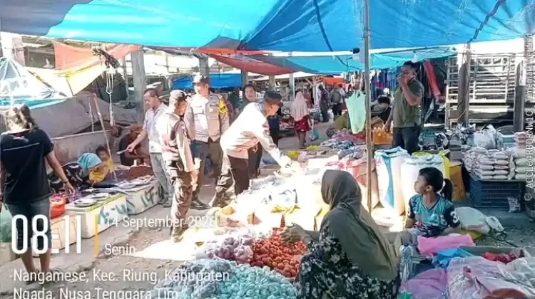 Polsek Riung Pantau Harga Sembako di Pasar