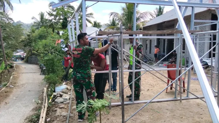 TNI Bantu Bangun Huntara Warga Tanazozo