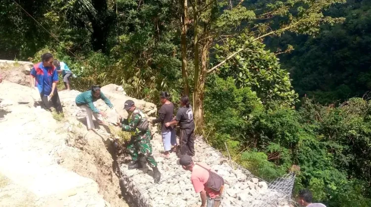 Babinsa Wolowaru Karya Bakti Pasang Bronjong Penahan Tanah Bersama Warga